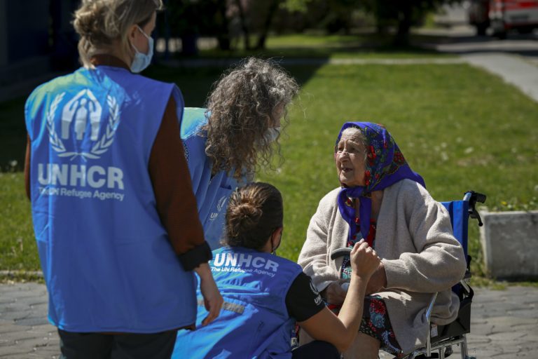 Pracovníčky UNHCR hovoria so staršou ukrajinskou utečenkyňou. Ilustračná snímka. Foto: TASR/AP