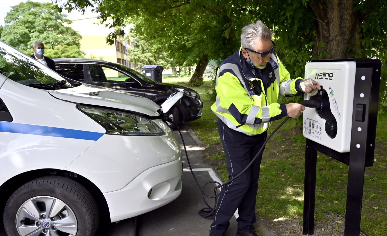 Na snímke sprístupnenie novovybudovanej elektronabíjacej stanice pre elektromobily na ulici J. Kostru v Trebišove za budovou MsKS v stredu 2. júna 2021. Foto: Roman Hanc/TASR