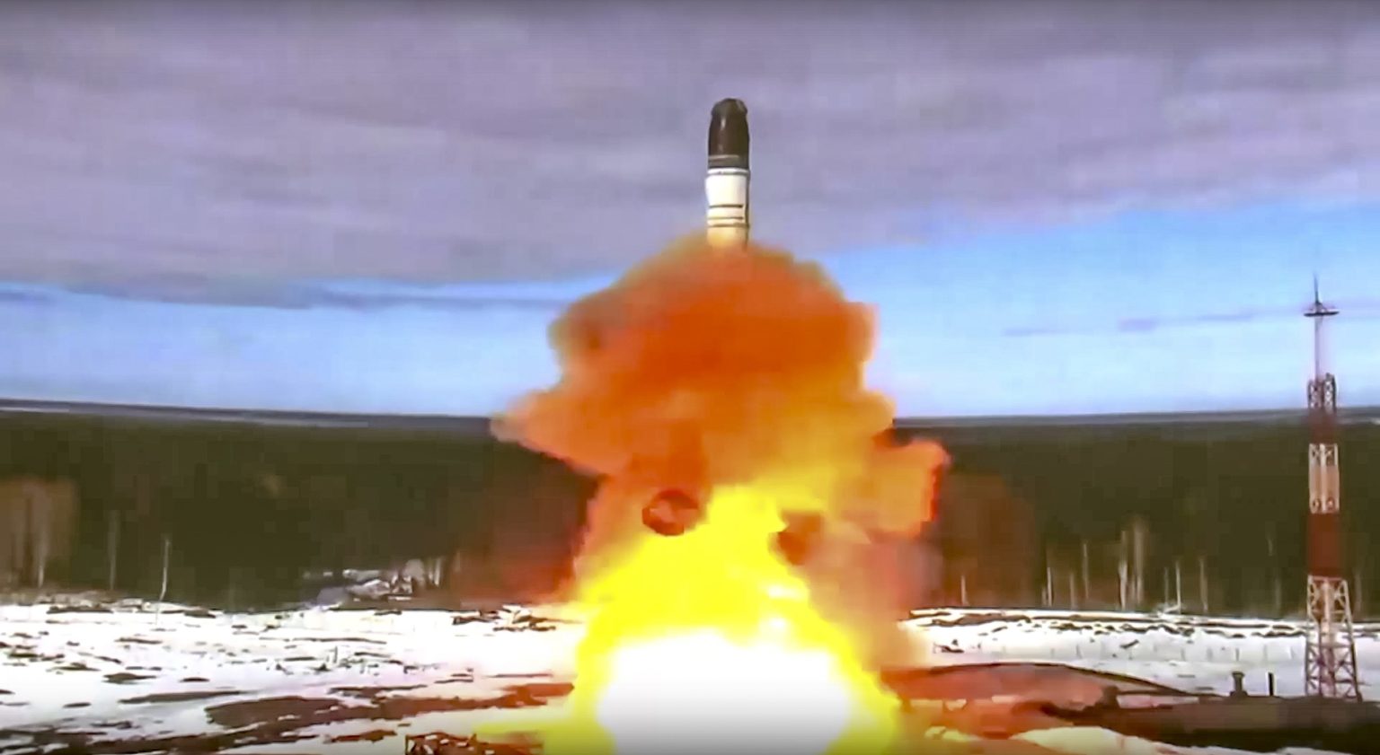 Na snímke skúška medzikontinentálnej balistickej rakety novej generácie typu Sarmat v kozmodróme Pleseck v Archangeľskej oblasti asi 800 kilometrov severne od Moskvy v stredu 20. apríla 2022, ilustračná snímka. Foto: TASR/AP
