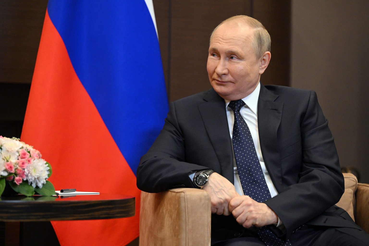 Ruský prezident Vladimir Putin počúva bieloruského prezidenta Alexandra Lukašenka počas stretnutia v ruskom čiernomorskom letovisku Soči v pondelok 23. mája 2022. Foto: TASR/AP