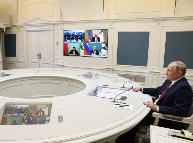 Rusko pomôže odvrátiť potravinovú krízu, ak Západ odvolá svoje sankcie, vyhlásil Putin