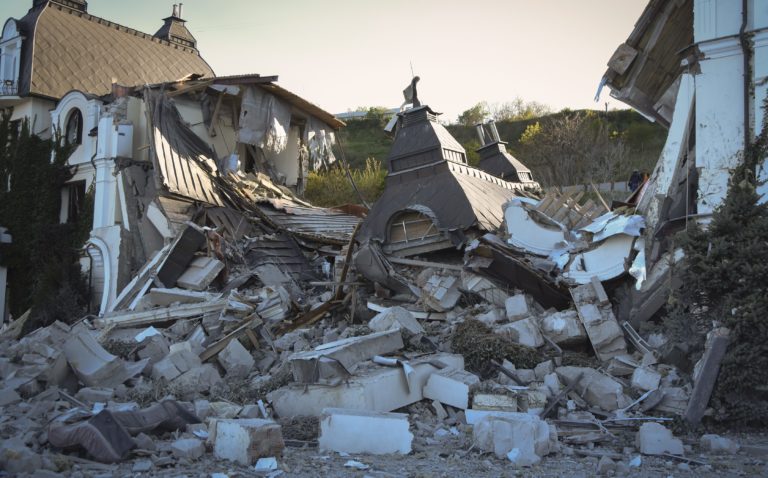 Na snímke hotel v Odese, ktorý zničila raketa počas 74. dňa ruskej invázie na Ukrajinu v nedeľu 8. mája 2022. Ilustračný záber. Foto: TASR/AP
