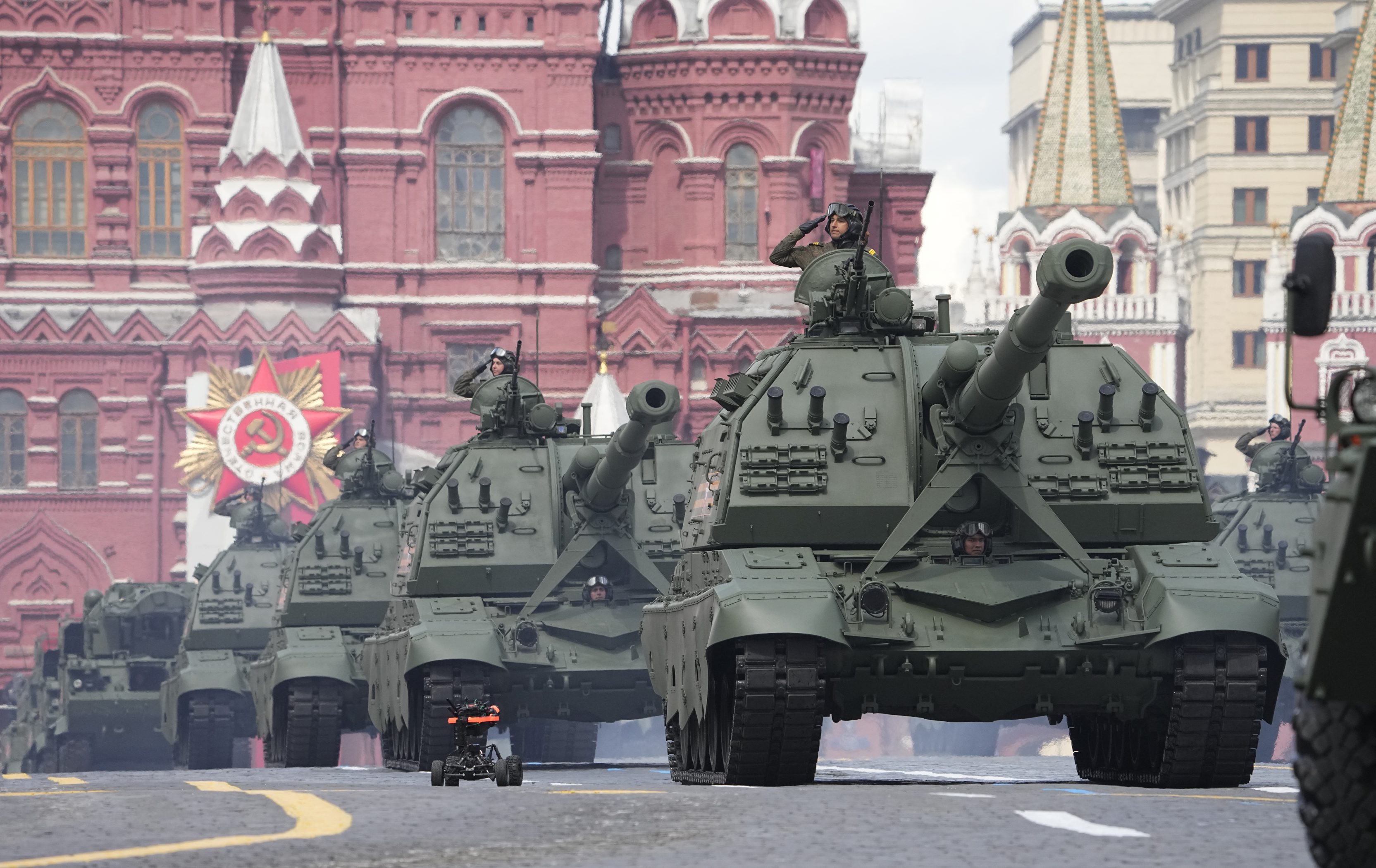 Napadnutie Ukrajiny bolo nutné, povedal Putin pred prehliadkou. Prvýkrát bola bez lietadiel, chýbala technika a nové zbrane