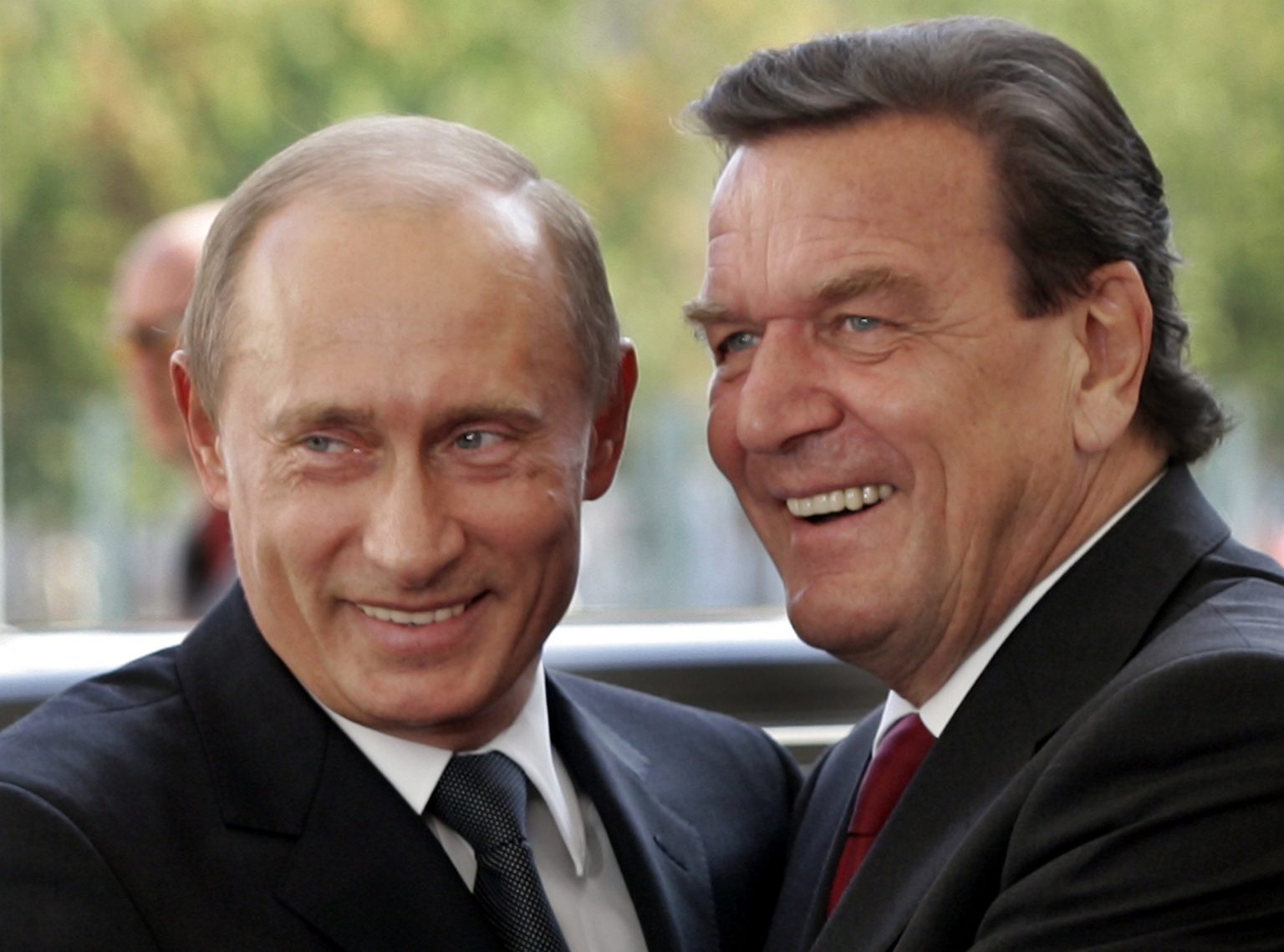 Na archívnej snímke z 8. septembra 2005 vtedajší nemecký kancelár Gerhard Schröder (vpravo) a ruský prezident Vladimir Putin sa usmievajú počas stretnutia v Berlíne.
Foto: TASR/AP
