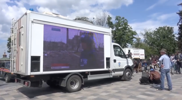 Mobilné obrazovky v ukrajinskom meste Mariupol. Foto: Twitter/Rob Lee