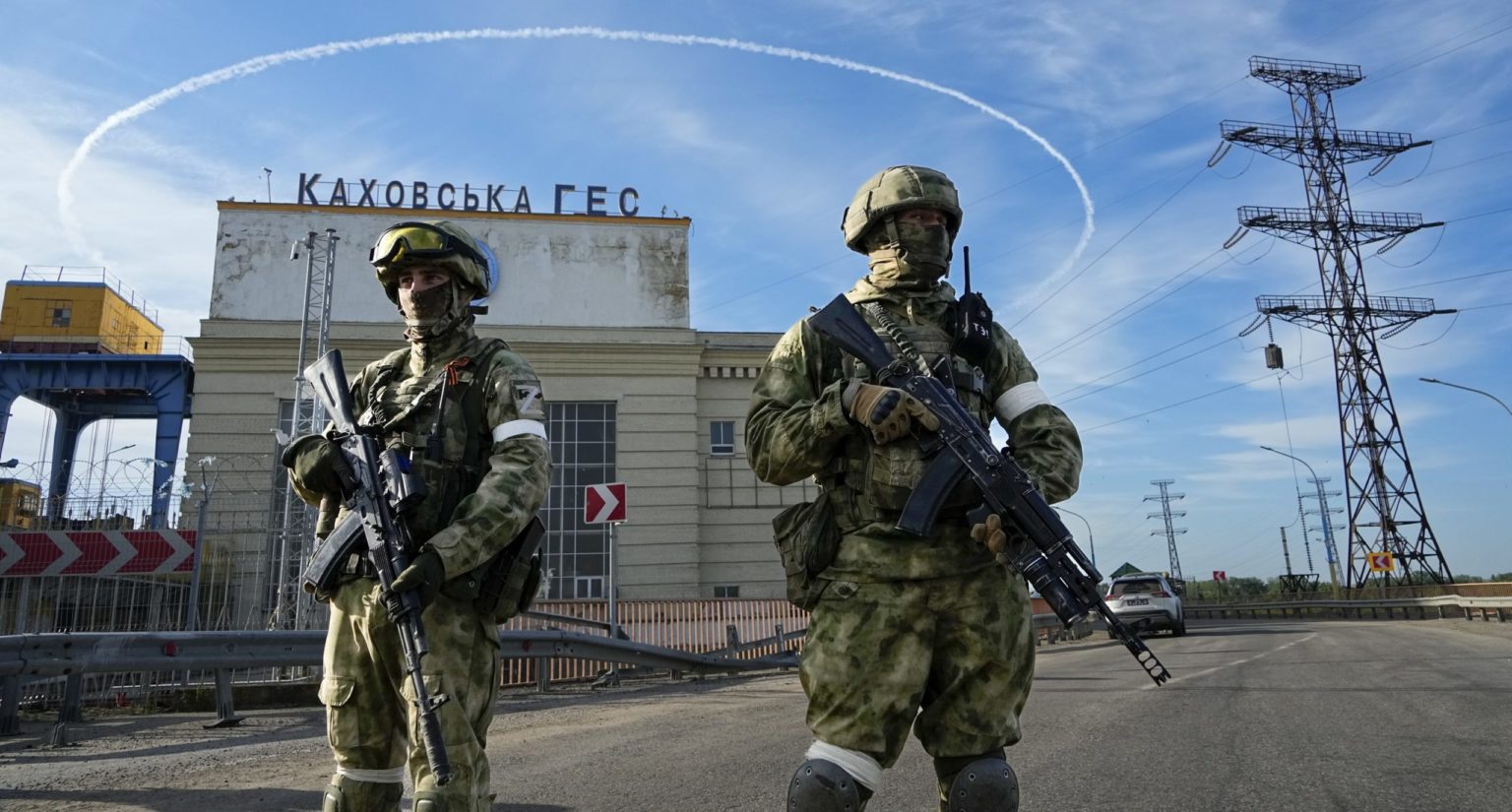 Príslušníci ruských jednotiek hliadkujú pred vstupom do hydroelektrárne na rieke Dneper v Chersonskej oblasti, na juhu Ukrajiny. Foto: TASR/AP