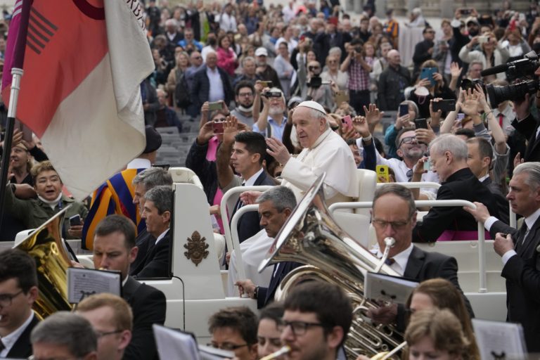 Pápež na audiencii s veriacimi. Foto: AP/TASR