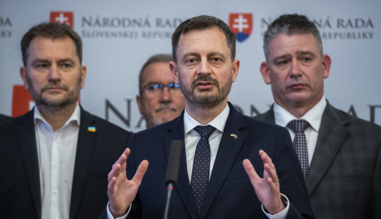 Sprava minister vnútra SR Roman Mikulec (OĽaNO), predseda vlády SR Eduard Heger (OĽaNO) a prvý zľava podpredseda vlády a minister financií SR Igor Matovič (OĽaNO).
Foto: TASR/ Jaroslav Novák