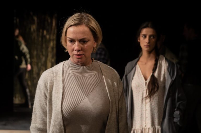 Monika Hilmerová (ako Irena), Janka Balková (Anita) v hre Špina. 
Foto: Robert Tappert, snd.sk