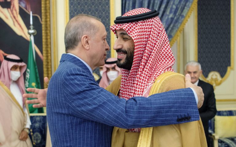 Turecký prezident Recep Tayyip Erdogan a saudskoarabský korunný princ Muhammad bin Salmán sa objímajú počas stretnutia v Džidde v Saudskej Arábii vo štvrtok 28. apríla 2022. Foto: TASR/AP