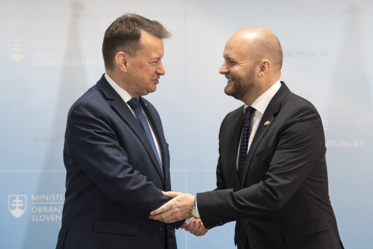Minister obrany SR Jaroslav Naď a vľavo poľský minister obrany Mariusz Blaszczak  si podávajú ruky počas stretnutia na Ministerstve obrany SR 29. apríla 2022 v Bratislave. 
Foto: TASR / Pavel Neubauer