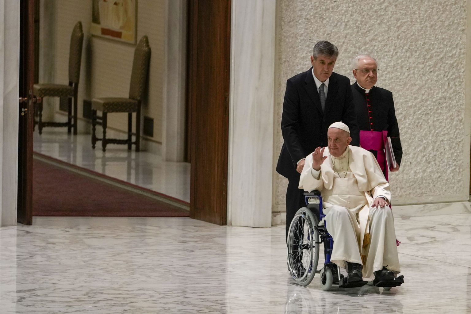 Pápež po prvý raz na vozíčku pre problémy s kolenom. Foto: AP/TASR