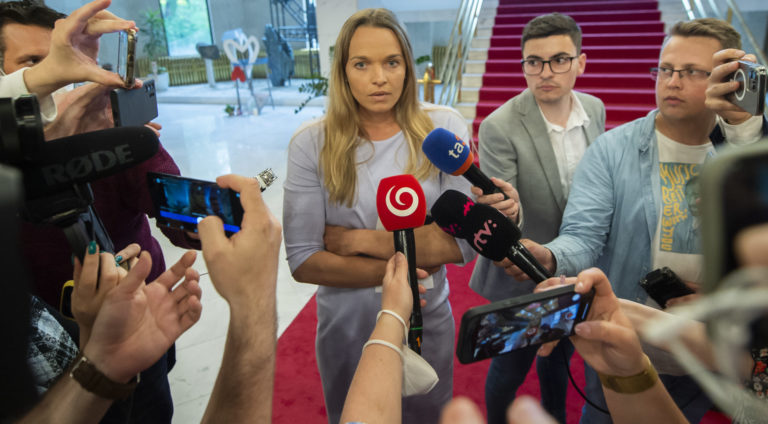 Poslanci neschválili vydanie Fica na väzobné stíhanie. Hatráková a Tabák nehlasovali za, vylúčili ich z klubu OĽaNO