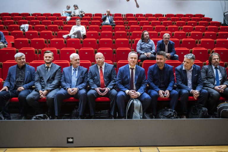 Na snímke kandidáti na post šéfa RTVS zľava Vladimír Seman, Peter Badač, Ivan Golian, Jaroslav Rezník, Daniel Živica, Tibor Búza, Ľuboš Machaj a Peter Janků. Foto: TASR/Jaroslav Novák 