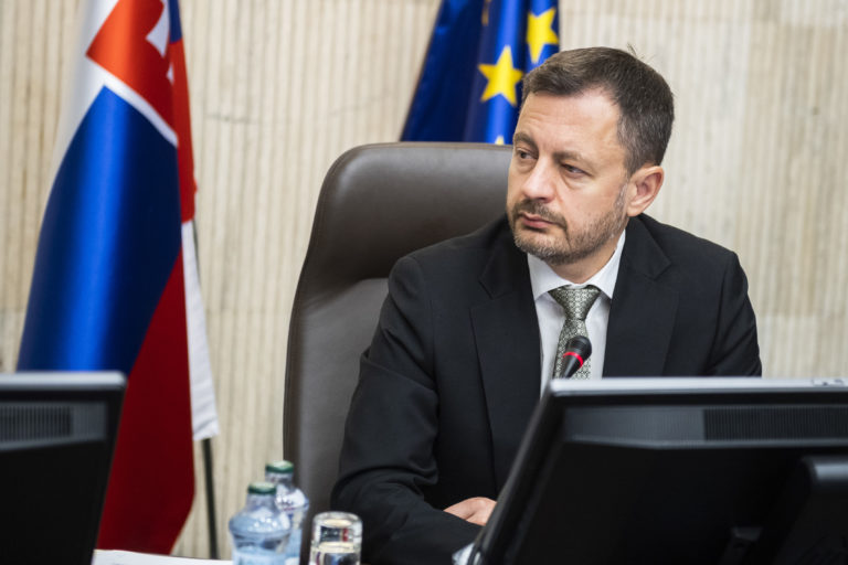 Prieskum: Pád Hegerovej vlády si želá viac ako polovica občanov