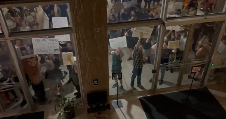 Americké úrady varujú pred vlnou terorizmu potratových aktivistov. V Arizone dav napadol budovu Senátu (video)