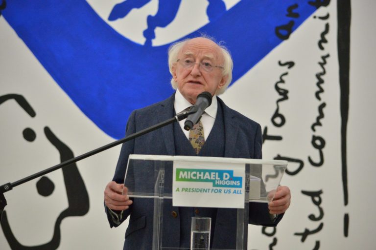 Írsky prezident karhá vládu pre úvahy o vstupe do NATO. Vraj sa zahráva s ohňom