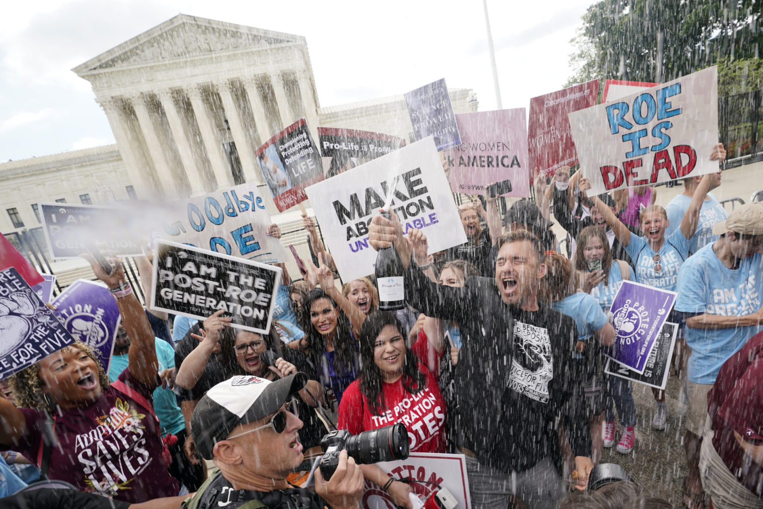 Ľudia oslavujú po rozhodnutí Najvyššieho súdu USA počas protestu o interrupciách pred budovou Najvyššieho súdu USA vo Washingtone.
Foto: TASR/AP