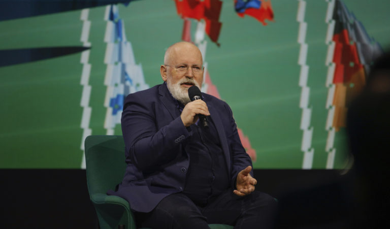 Výkonný podpredseda Európskej komisie (EK) zodpovedný za Európsku zelenú dohodu Frans Timmermans počas panelovej diskusie na klimatickej konferencii vo Viedni v utorok 14. Foto: TASR/AP