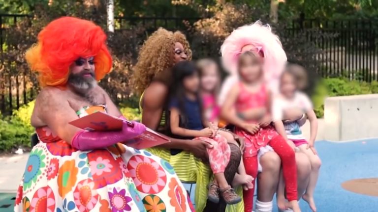 Základná škola v Oregone tlačila na deti, aby sa obliekali ako drag queens