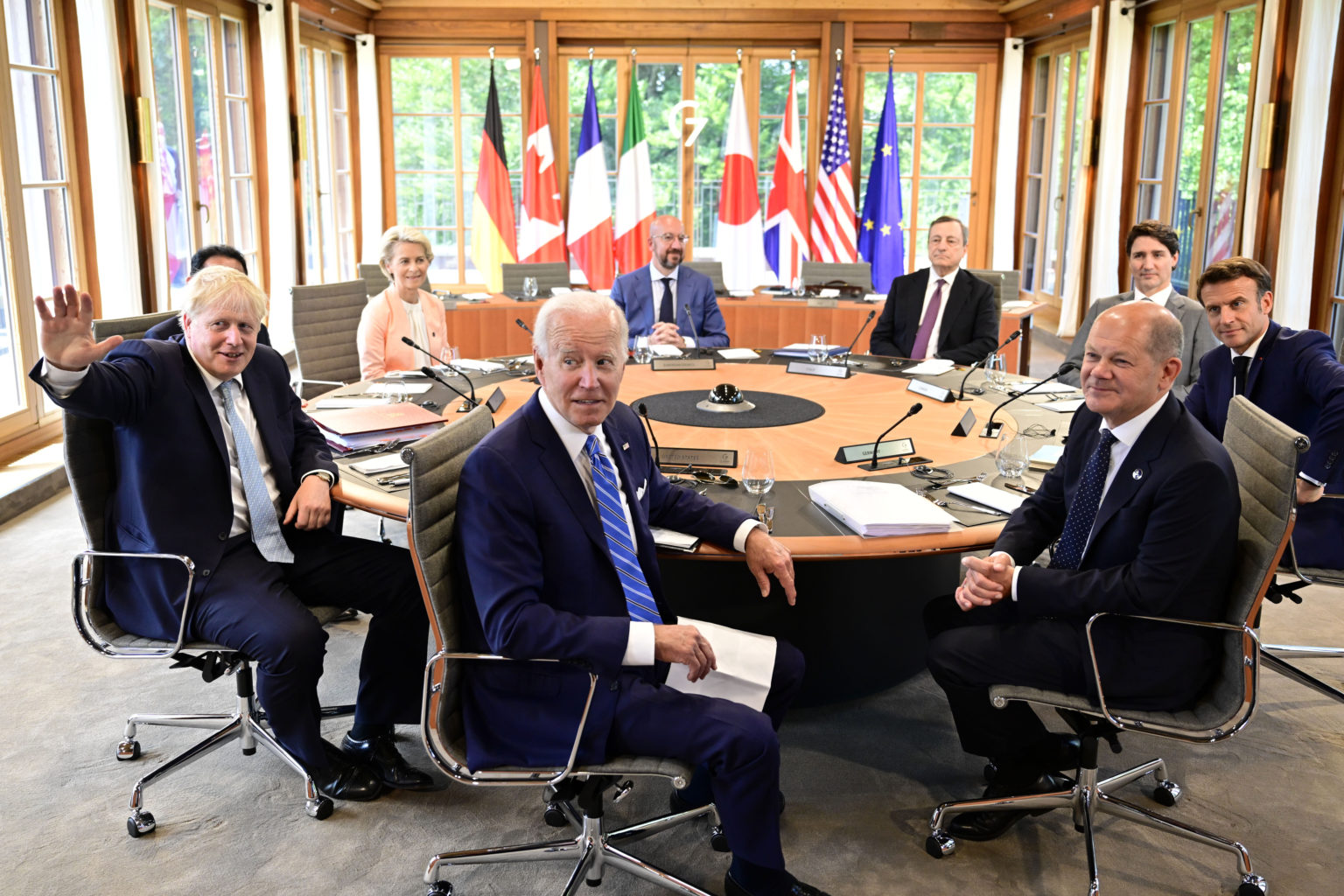Na snímke v smere hodinových ručičiek zľava japonský premiér Fumio Kishida (zakrytý),  predsedníčka Európskej komisie Ursula von der Leyenová,  predseda Európskej rady Charles Michel, taliansky premiér Mario Draghi, kanadský premiér Justin Trudeau, francúzsky prezident Emmanuel Macron,  nemecký kancelár Olaf Scholz, americký prezident Joe Biden a britský premiér Boris Johnson na prvom pracovnom stretnutí v rámci summitu G7 s lídrami kľúčových spojencov USA na zámku Elmau v Bavorských Alpách v nedeľu 26. Júna 2022. Foto: TASR/AP