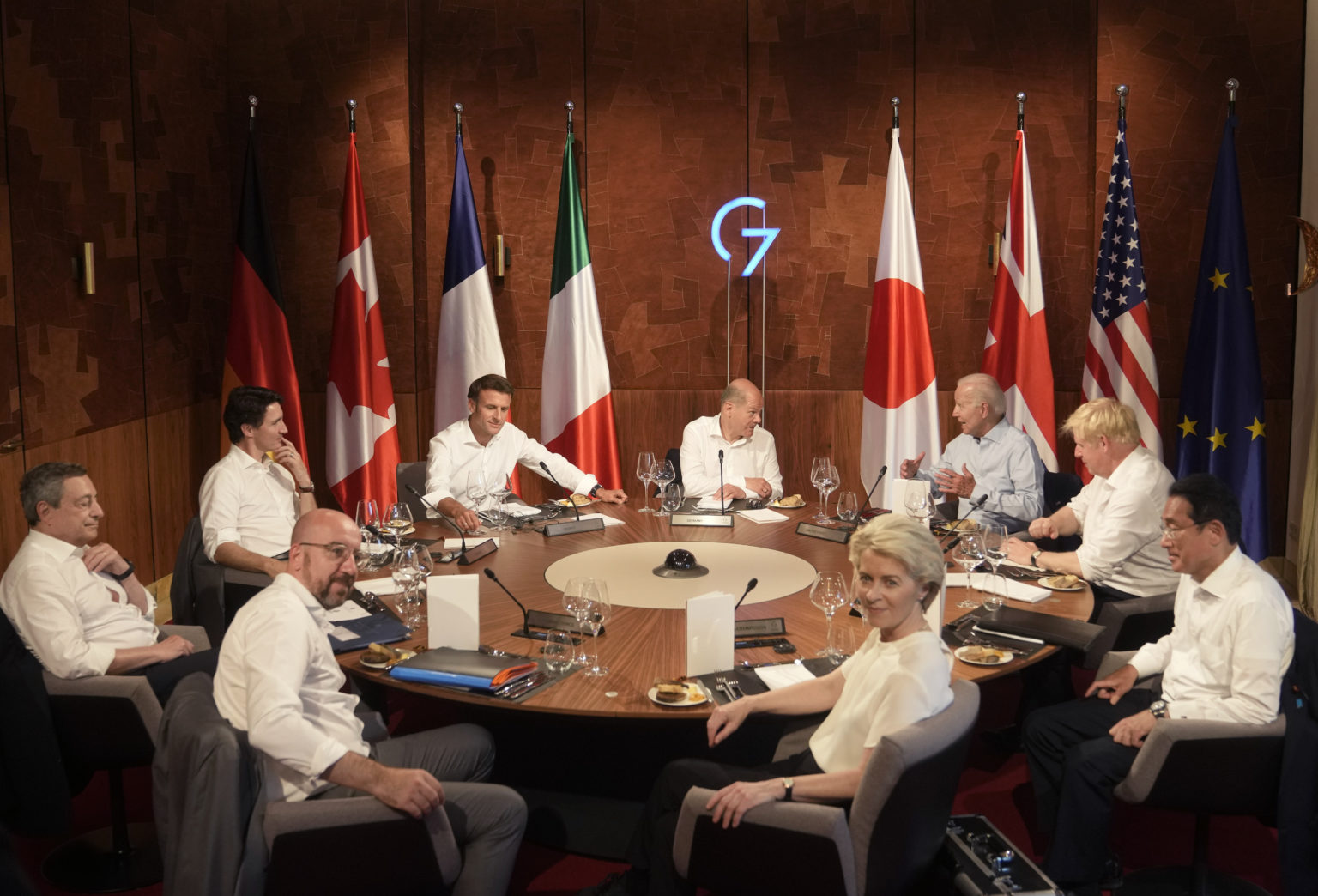 Lídri krajín G7, staršia fotografia s expremiérom Británie Borisom Johnsonom. Foto: TASR/AP