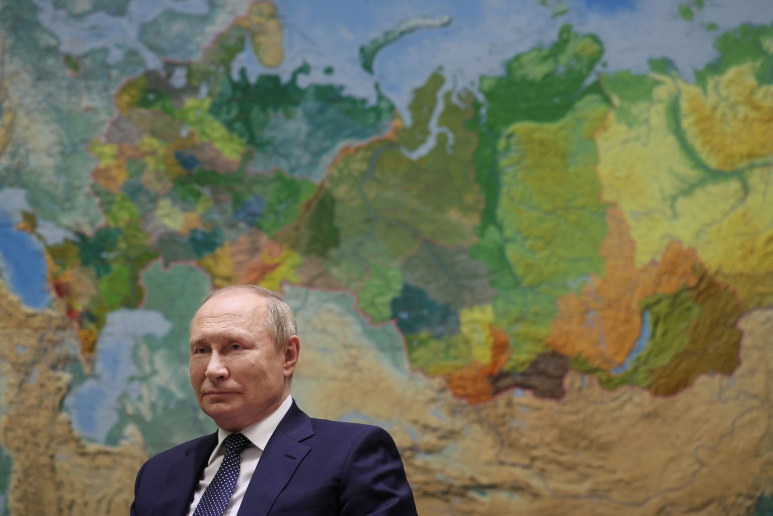 Ruský prezident Vladimir Putin v rozhovore pre televízny kanál Russia-1 TV s mapou Ruskej federácie v pozadí. Ilustračný záber. Foto: TASR/AP
