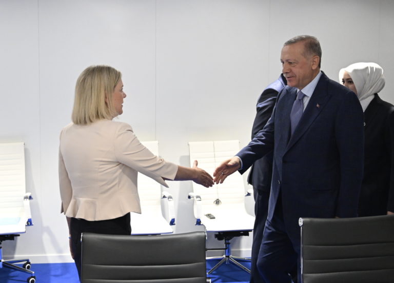 Na snímke zľava švédska premiérka Magdalena Anderssonová a turecký prezident Recep Tayyip Erdogan si podávajú ruky počas stretnutia pred summitom lídrov krajín NATO v Madride 28. júna 2022. Foto: TASR/AP
