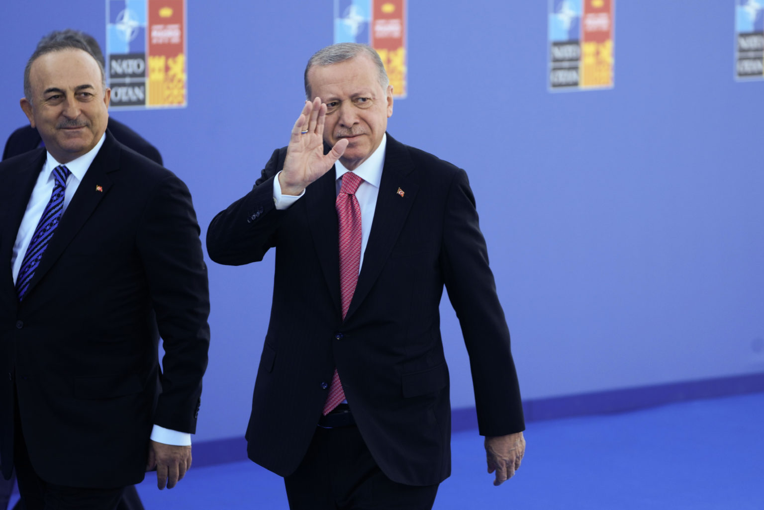 Na snímke zľava turecký minister zahraničných vecí Mevlüt Čavušoglu a turecký prezident Recep Tayyip Erdogan prichádzajú na summit Severoatlantickej aliancie (NATO) v Madride 29. júna 2022. Foto: TASR/AP