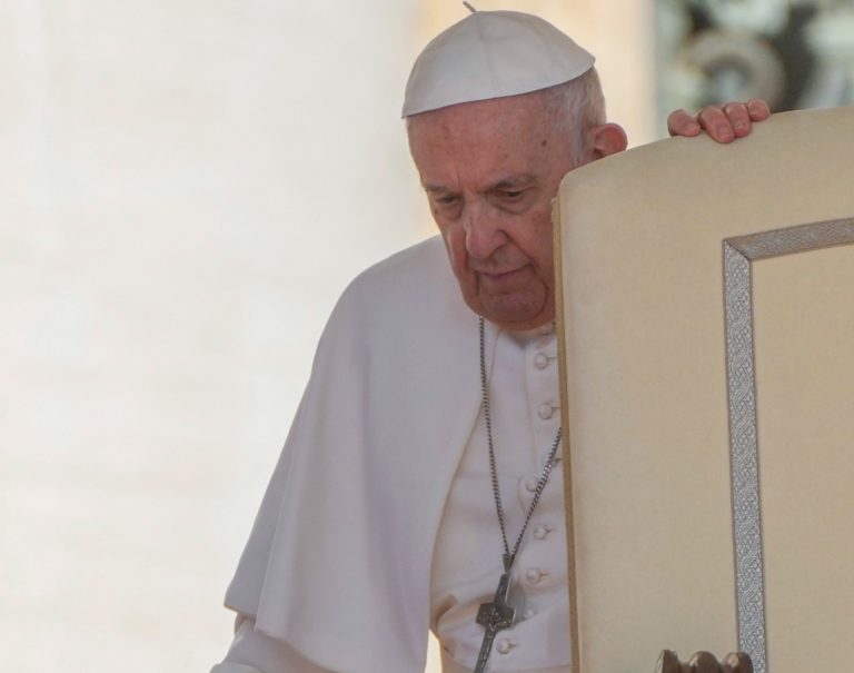 Pápež František kráča s paličkou počas jeho príchodu na generálnu audienciu na Námestí svätého Petra vo Vatikáne 1. júna 2022. Foto: TASR/AP