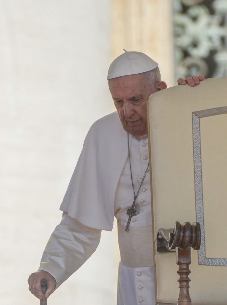 Pápež František kráča s paličkou počas jeho príchodu na generálnu audienciu na Námestí svätého Petra vo Vatikáne 1. júna 2022.  FOTO TASR/AP
