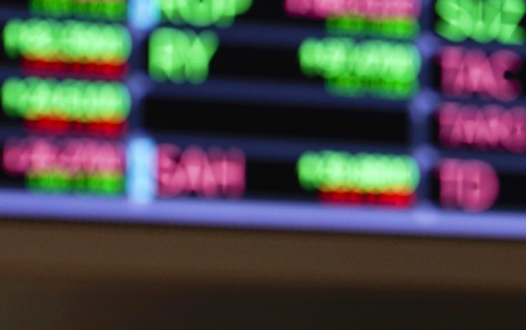 Dolár oslabuje, akcie rastú: trhy vítajú prímerie Irán – Izrael