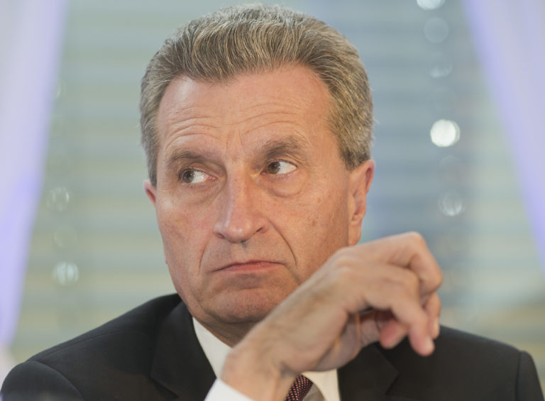 Bývalý eurokomisár Oettinger: Putin je najväčší zločinec od čias Adolfa Hitlera