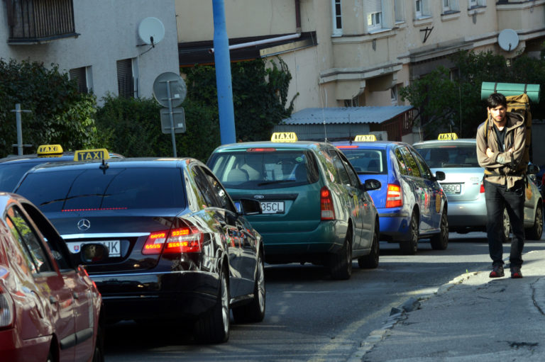 Boj o taxíky. Kto a prečo sa bije za Uber