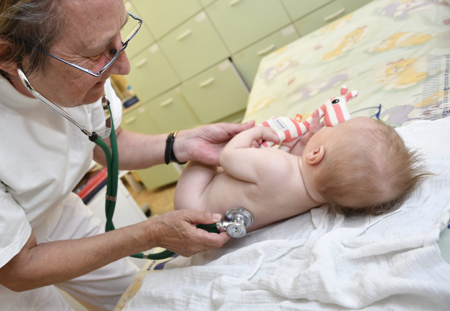 Na snímke zdravotná prehliadka trojmesačného dieťaťa. Foto: TASR/ Martin Palkovič