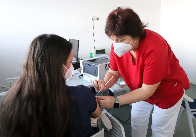 Prieskum: Zaočkovať sa štvrtou dávkou by bolo ochotných 40,2 percenta ľudí