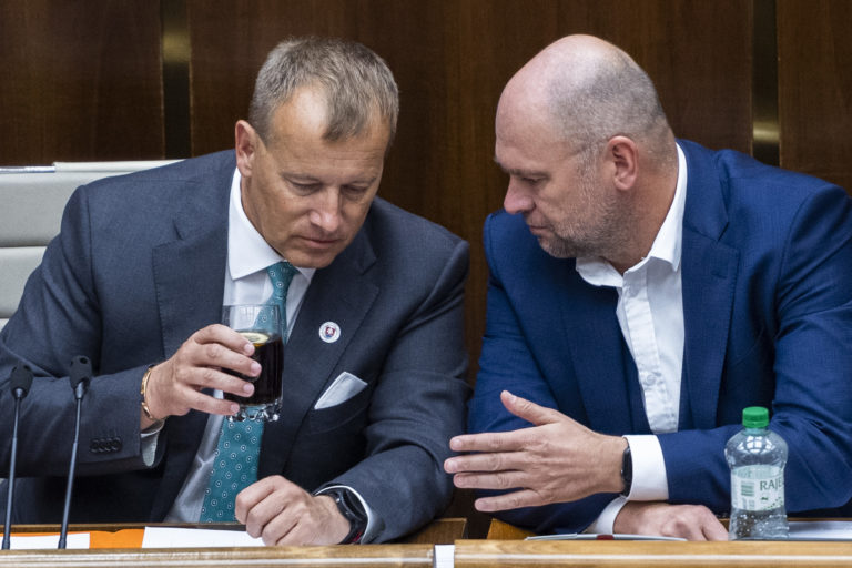 Predčasné voľby by boli reálne len s podporou SaS a Sme rodina, mieni publicista Hrabko