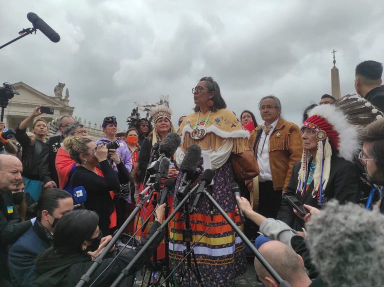 Kanadskí vyslanci autochtónneho obyvateľstva v Ríme. Foto: Bohumil Petrík