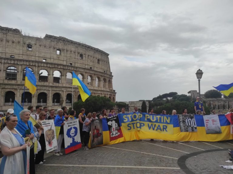 Protest proti vojne na Ukrajine pre rímskym Koloseom. Foto: Bohumil Petrík