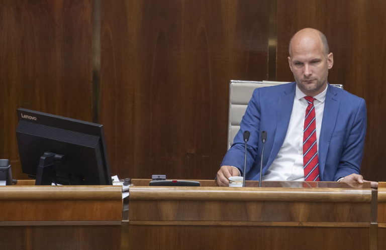 Parlament rokoval celú noc, poslanci hnutia Slovensko hodiny čítali pozmeňujúce návrhy