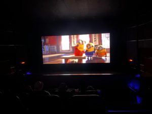 Hrozbou pre americké kiná sú mladí muži v oblekoch. Dôvod? Mimoni