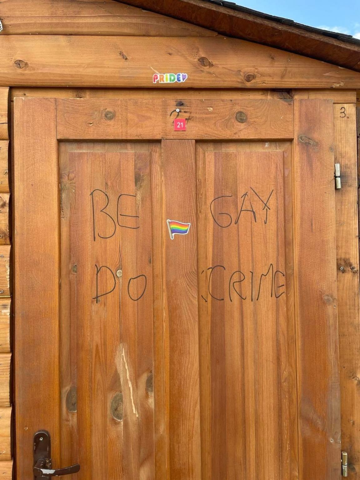 Počmáraná spovedelnica biskupa Haľka na Pohode. Foto: facebook
