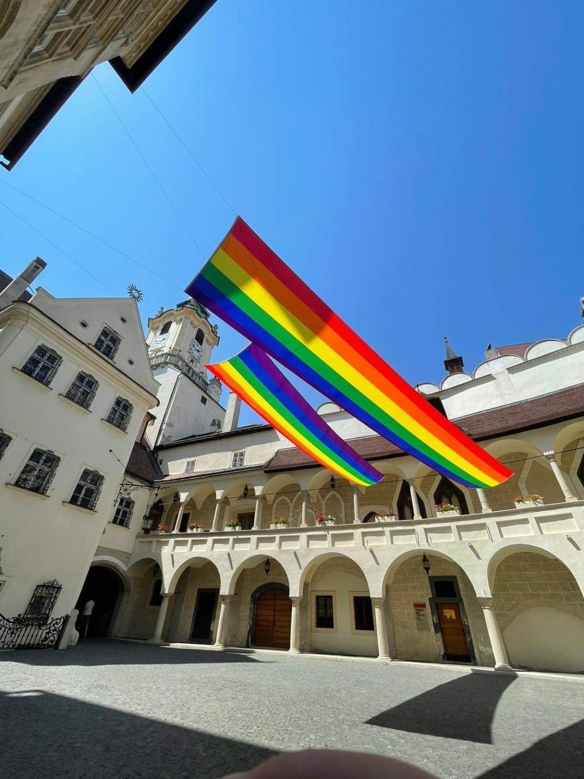 Dúhové vlajky v areáli Múzea mesta Bratislavy. Foto: facebook/Dúhový Pride Bratislava