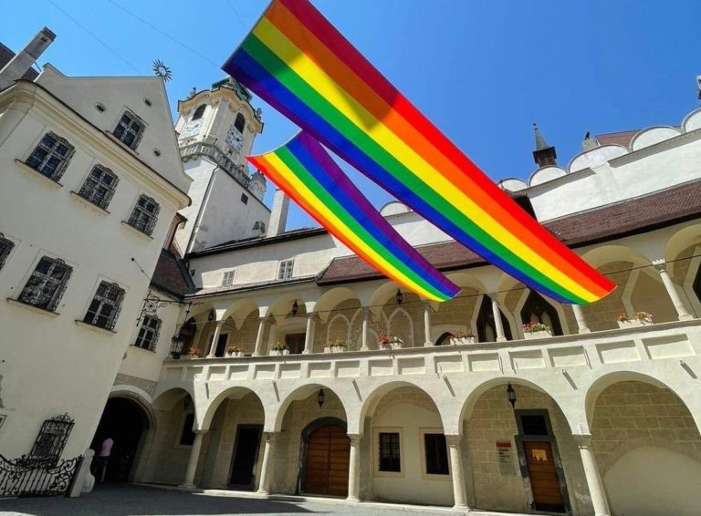 Dúhové vlajky v areáli Múzea mesta Bratislavy. Foto: facebook/Dúhový Pride Bratislava
