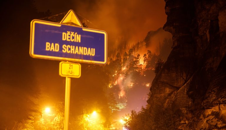 Požiar v Česku je podľa Fialu mimoriadny. Slovensko po prvotnom váhaní posiela pomoc