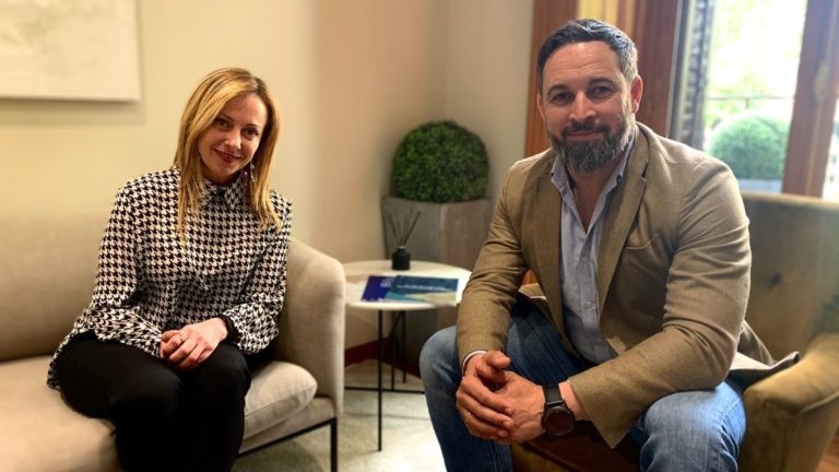 Systém dvoch strán v Portugalsku sa končí. Voliči masívne podporili Chegu