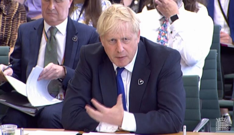 Na snímke z videa britský premiér Boris Johnson počas vypočúvania v parlamentnom výbore v Londýne 6. júla 2022. Foto: TASR/AP
