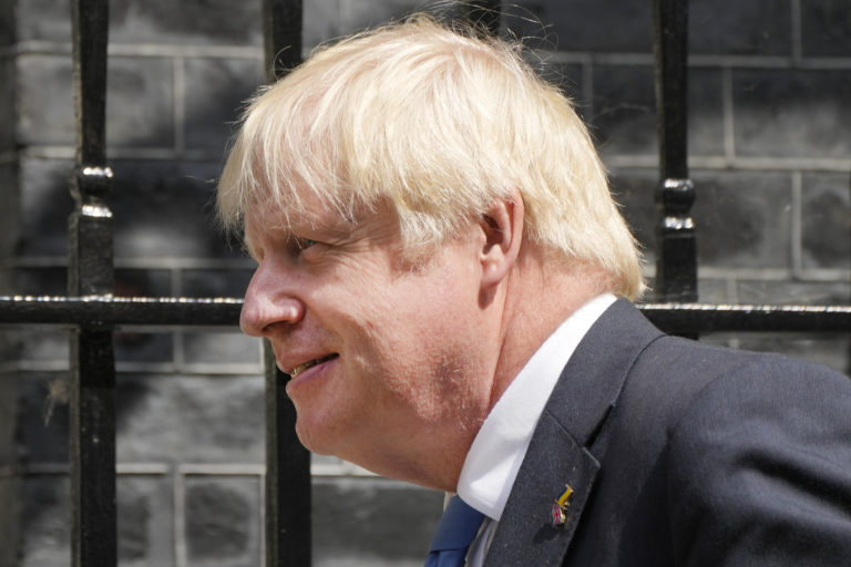 Boris Johnson sa vrátil z dovolenky v Karibiku, chce byť znova premiérom