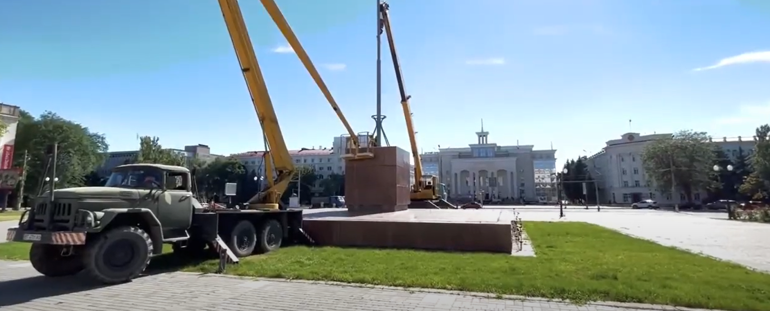 Demontáž posledných zvyškov ukrajinského pamätníka. Miesto má zaujať socha Kataríny Veľkej. Zdroj: Reprofoto/YouTube
