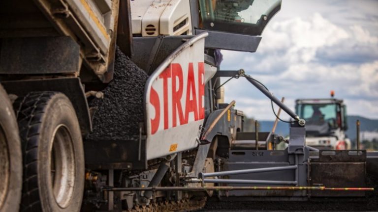 Firma Strabag pomáha s údržbou českých diaľníc. Foto: Twitter/www.pribram.cz